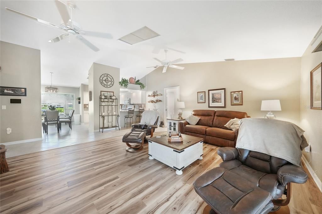 合同活跃: $350,000 (3 贝兹, 2 浴室, 1671 平方英尺)