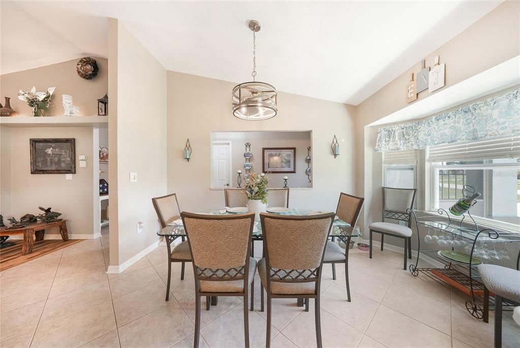 合同活跃: $350,000 (3 贝兹, 2 浴室, 1671 平方英尺)