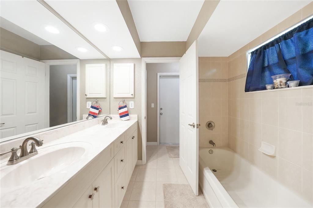 合同活跃: $350,000 (3 贝兹, 2 浴室, 1671 平方英尺)