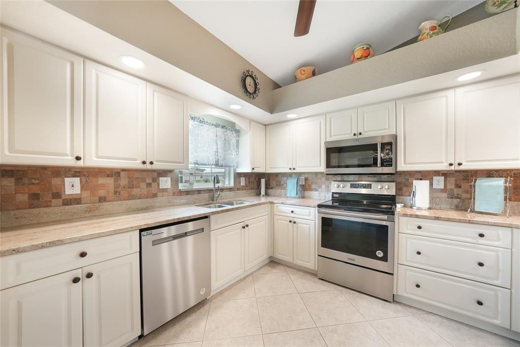 合同活跃: $350,000 (3 贝兹, 2 浴室, 1671 平方英尺)