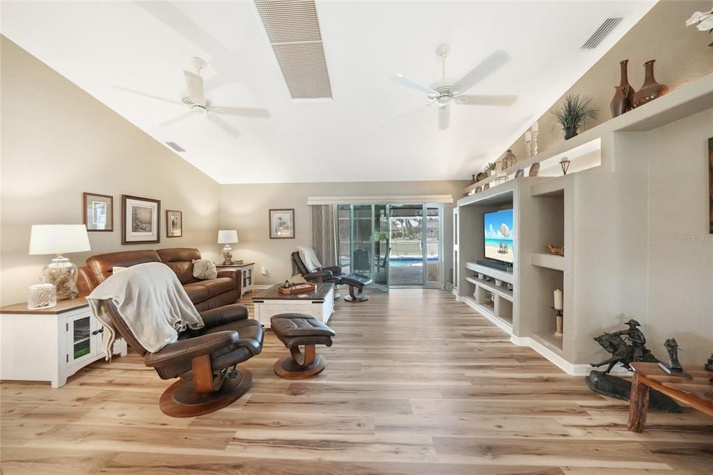 合同活跃: $350,000 (3 贝兹, 2 浴室, 1671 平方英尺)