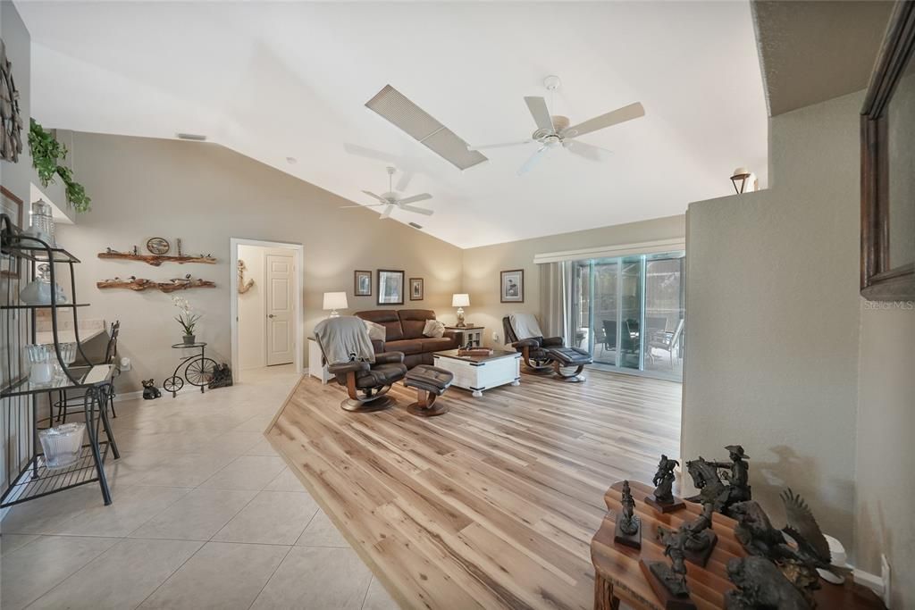 合同活跃: $350,000 (3 贝兹, 2 浴室, 1671 平方英尺)