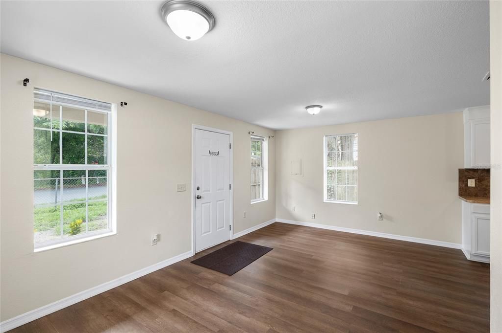 For Sale: $189,000 (2 beds, 1 baths, 800 Square Feet)