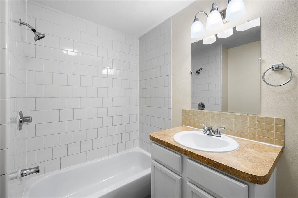 For Sale: $189,000 (2 beds, 1 baths, 800 Square Feet)