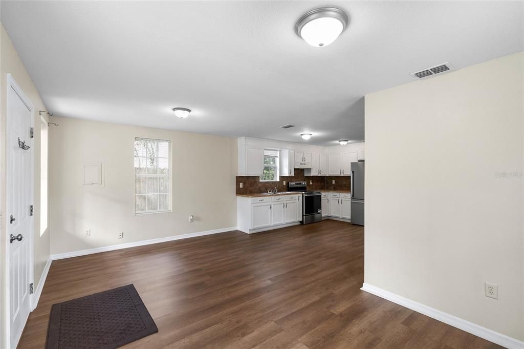 For Sale: $189,000 (2 beds, 1 baths, 800 Square Feet)