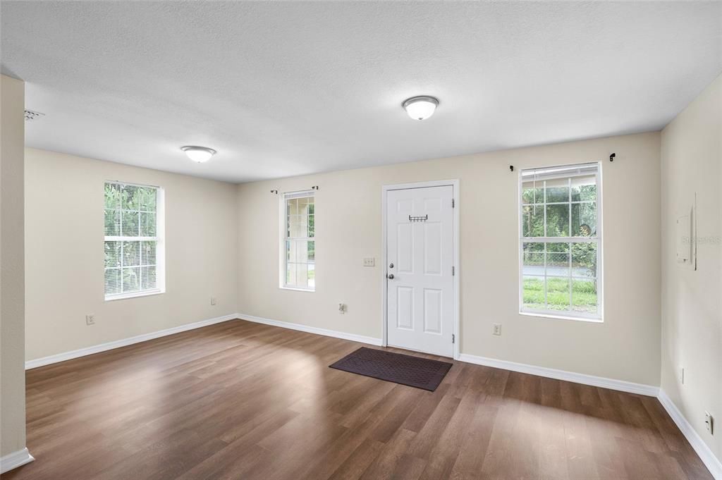 For Sale: $189,000 (2 beds, 1 baths, 800 Square Feet)