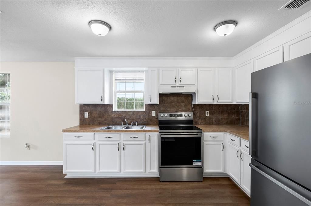 For Sale: $189,000 (2 beds, 1 baths, 800 Square Feet)