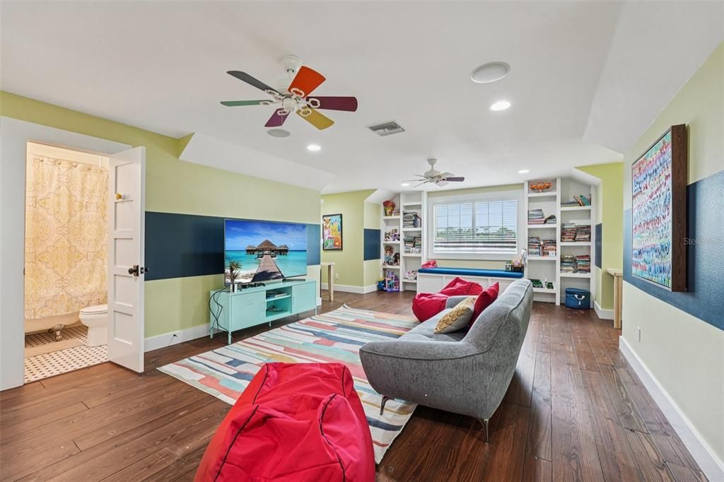 待售: $2,725,000 (7 贝兹, 6 浴室, 8047 平方英尺)