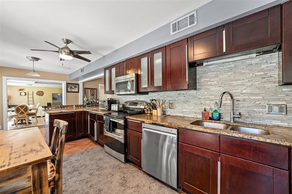 Под контрактом: $999,999 (4 спален, 2 ванн, 2757 Квадратных фут)