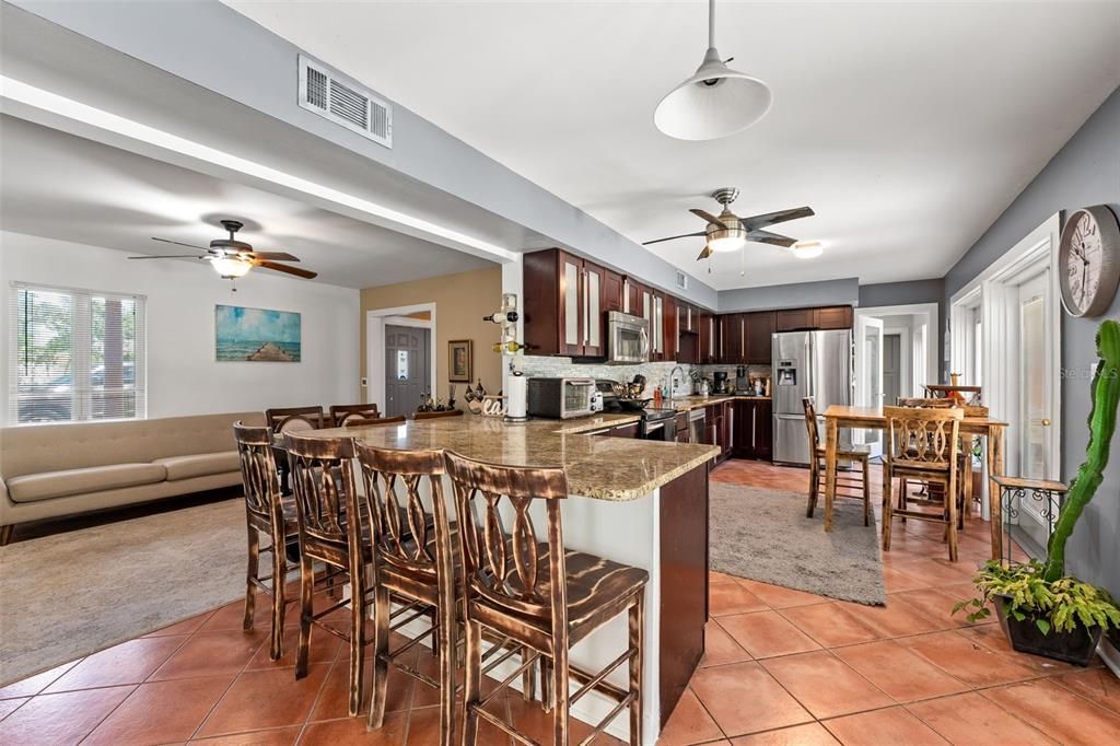 Под контрактом: $999,999 (4 спален, 2 ванн, 2757 Квадратных фут)