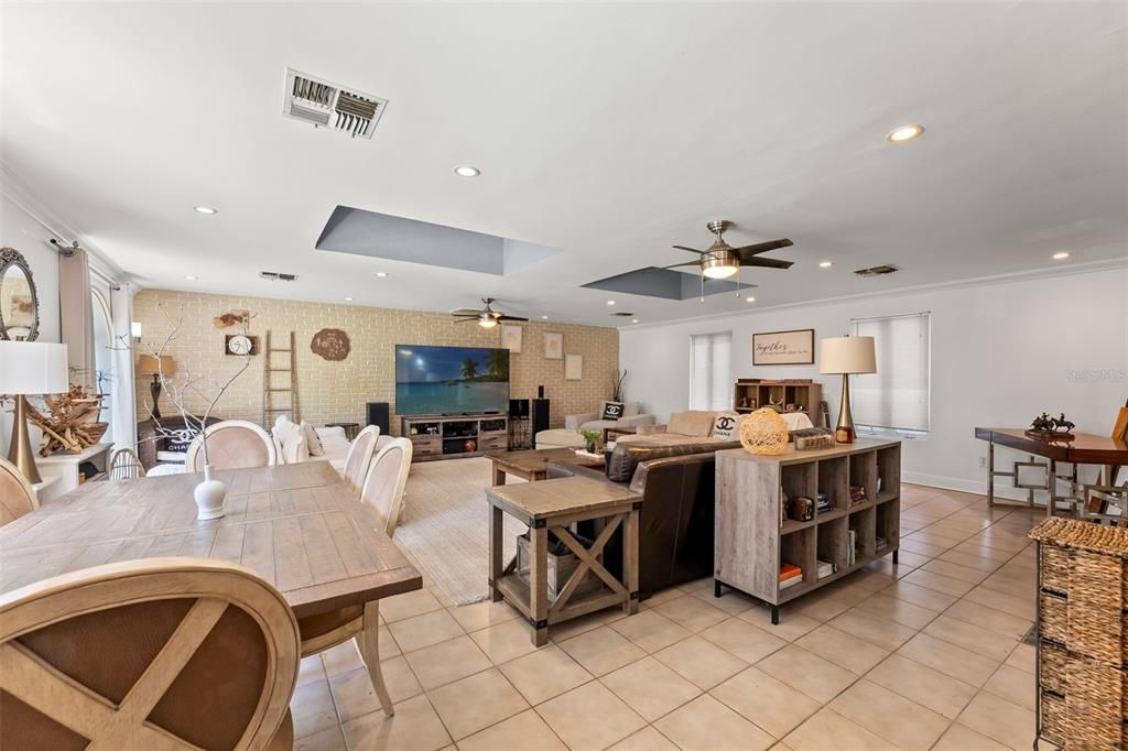 Под контрактом: $999,999 (4 спален, 2 ванн, 2757 Квадратных фут)