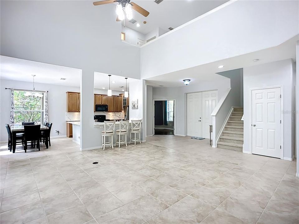 合同活跃: $587,500 (5 贝兹, 3 浴室, 2863 平方英尺)