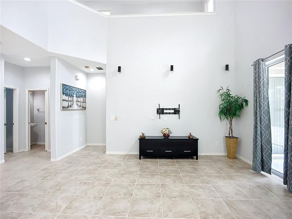 合同活跃: $587,500 (5 贝兹, 3 浴室, 2863 平方英尺)