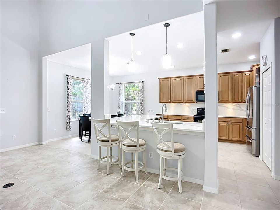 合同活跃: $587,500 (5 贝兹, 3 浴室, 2863 平方英尺)