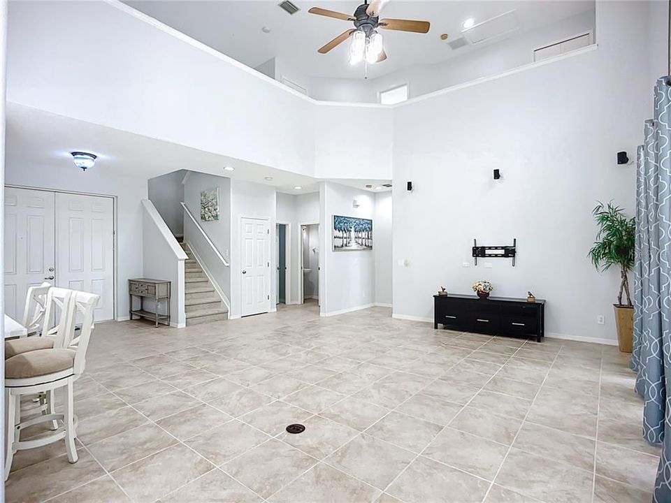 合同活跃: $587,500 (5 贝兹, 3 浴室, 2863 平方英尺)