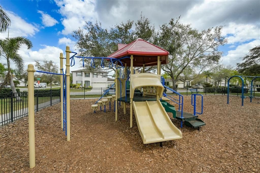 合同活跃: $587,500 (5 贝兹, 3 浴室, 2863 平方英尺)