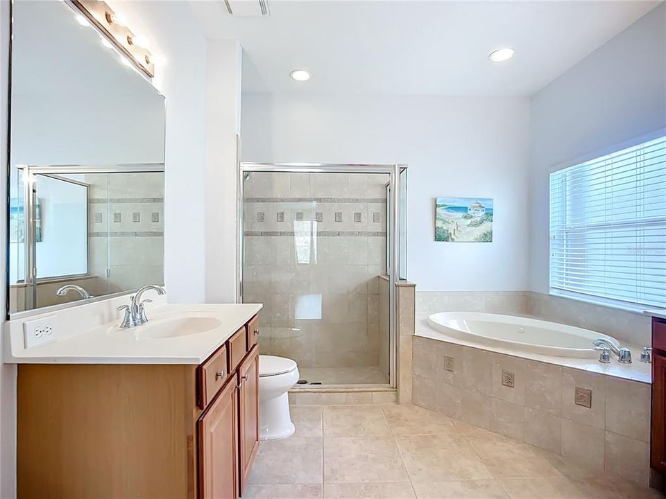 合同活跃: $587,500 (5 贝兹, 3 浴室, 2863 平方英尺)