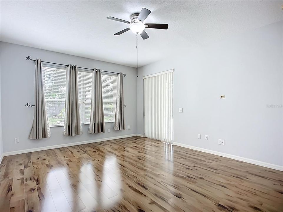 合同活跃: $587,500 (5 贝兹, 3 浴室, 2863 平方英尺)