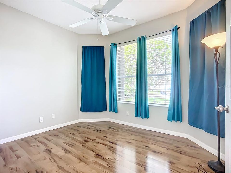 合同活跃: $587,500 (5 贝兹, 3 浴室, 2863 平方英尺)