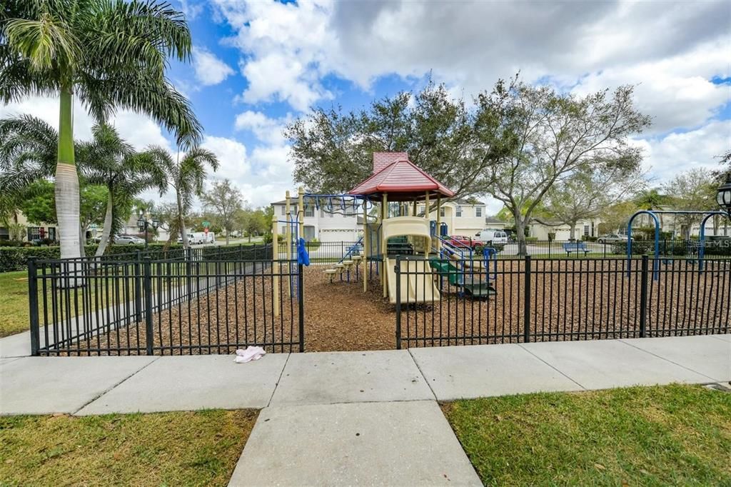 合同活跃: $587,500 (5 贝兹, 3 浴室, 2863 平方英尺)