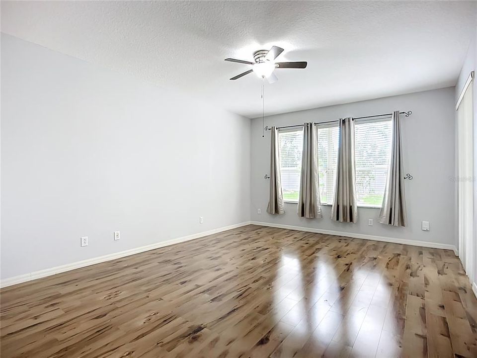 合同活跃: $587,500 (5 贝兹, 3 浴室, 2863 平方英尺)