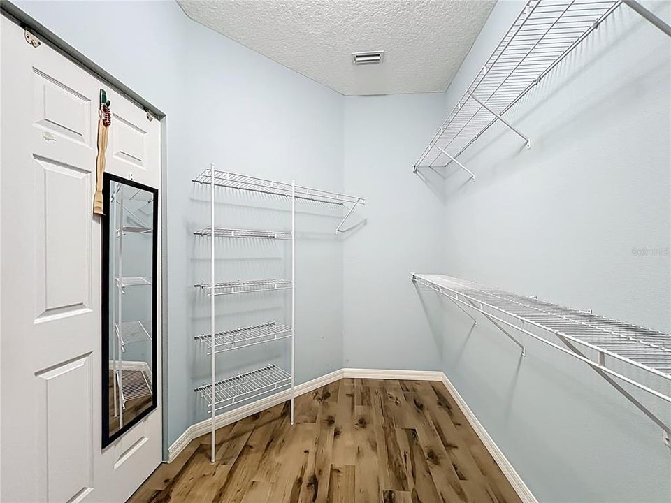 合同活跃: $587,500 (5 贝兹, 3 浴室, 2863 平方英尺)