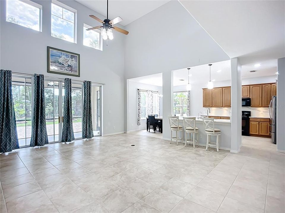 合同活跃: $587,500 (5 贝兹, 3 浴室, 2863 平方英尺)