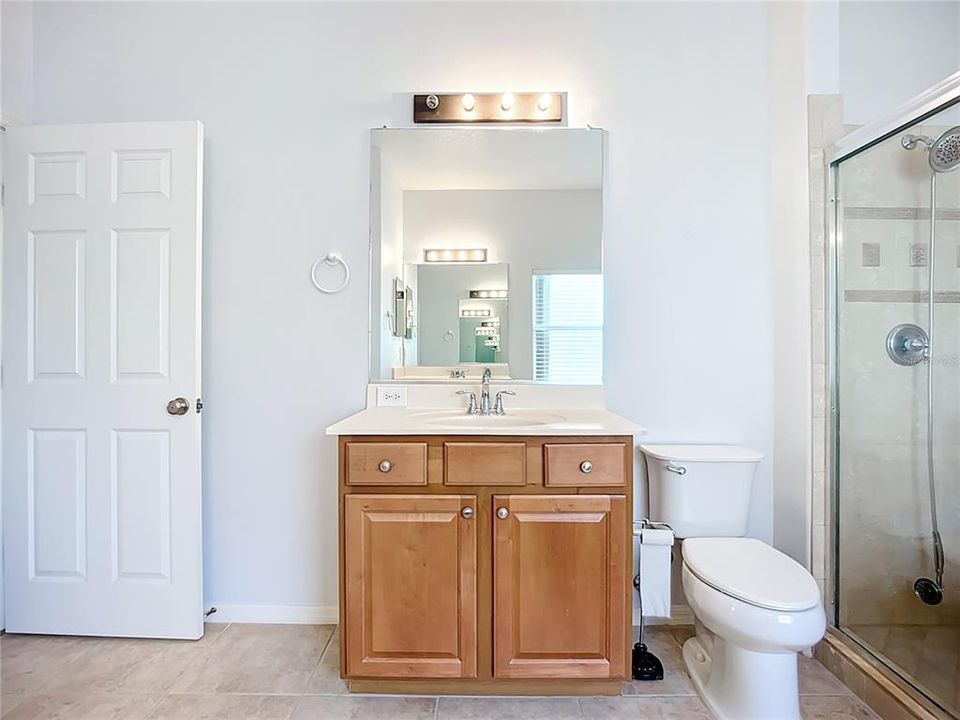 合同活跃: $587,500 (5 贝兹, 3 浴室, 2863 平方英尺)