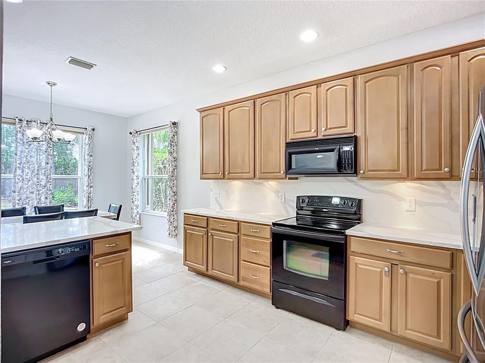 合同活跃: $587,500 (5 贝兹, 3 浴室, 2863 平方英尺)