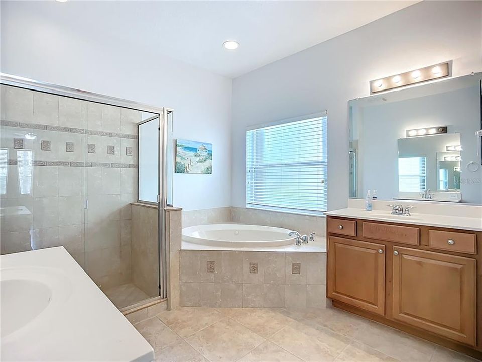 合同活跃: $587,500 (5 贝兹, 3 浴室, 2863 平方英尺)