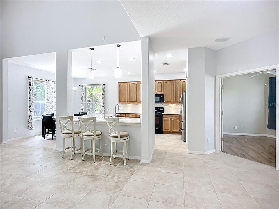 合同活跃: $587,500 (5 贝兹, 3 浴室, 2863 平方英尺)