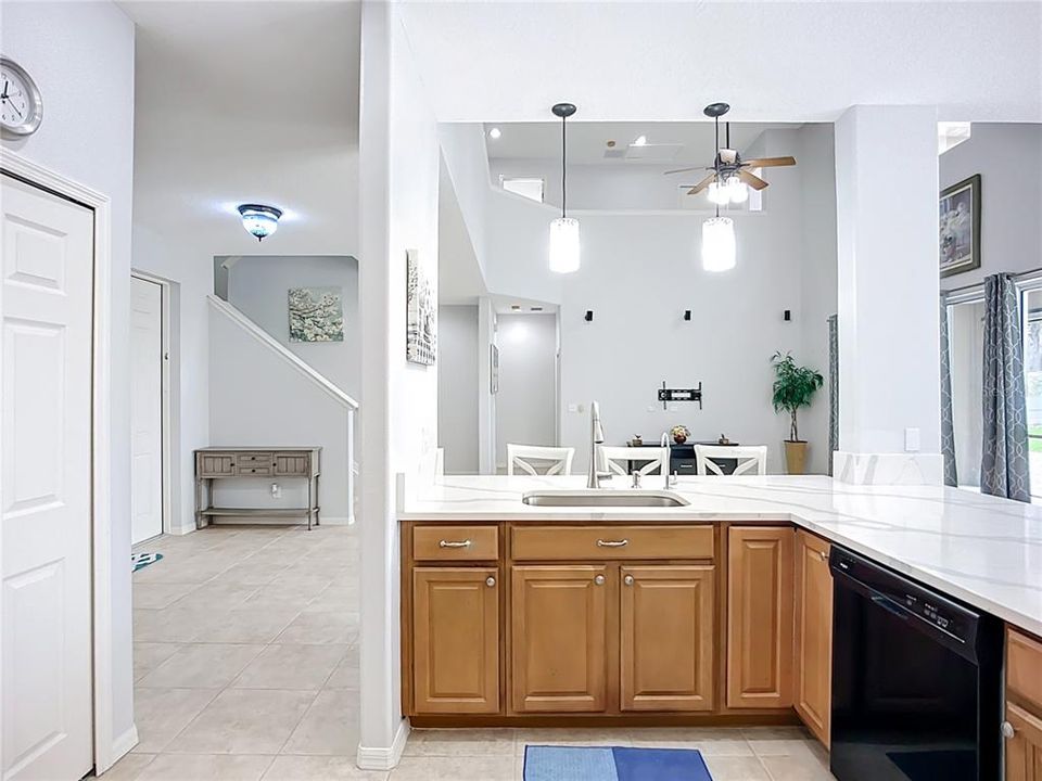 合同活跃: $587,500 (5 贝兹, 3 浴室, 2863 平方英尺)