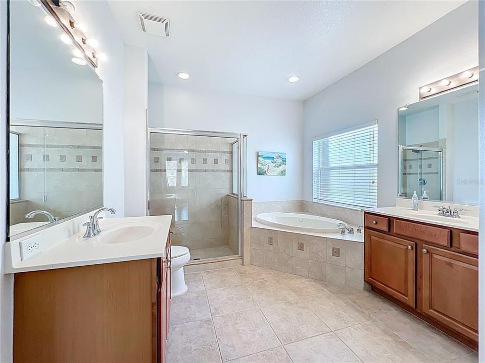 合同活跃: $587,500 (5 贝兹, 3 浴室, 2863 平方英尺)