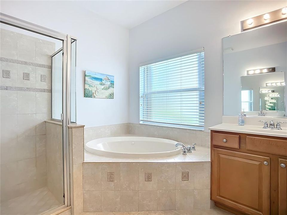 合同活跃: $587,500 (5 贝兹, 3 浴室, 2863 平方英尺)