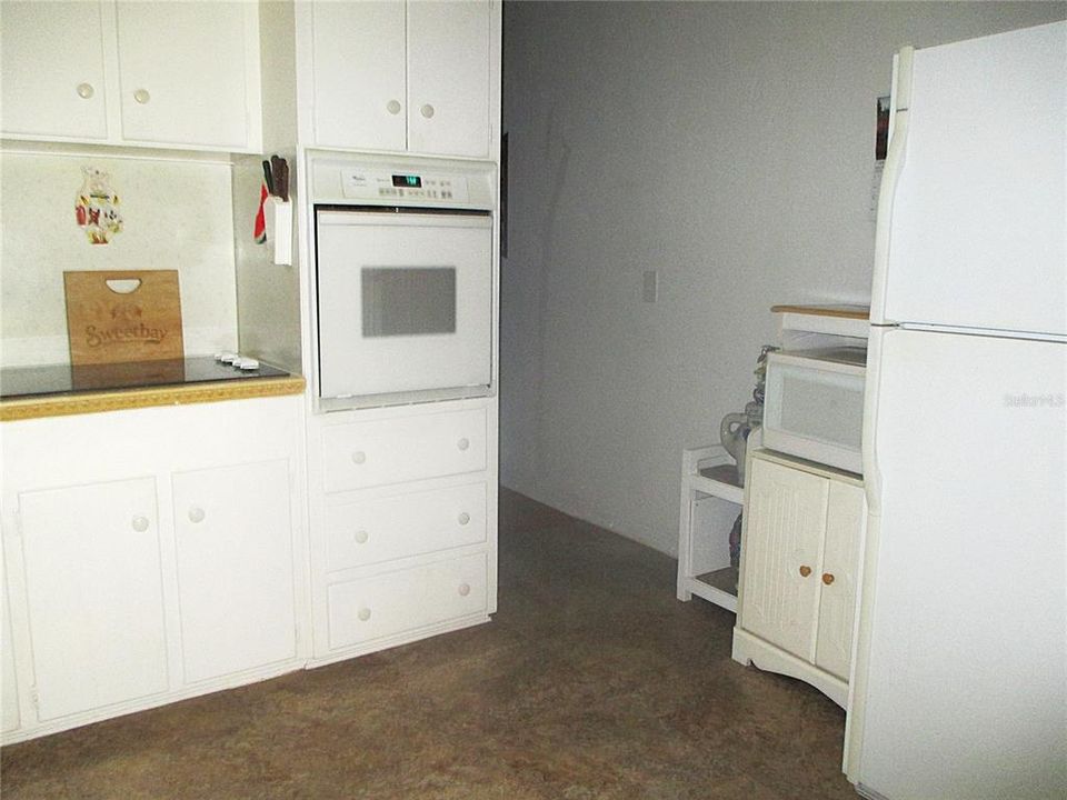 For Sale: $114,700 (2 beds, 1 baths, 875 Square Feet)
