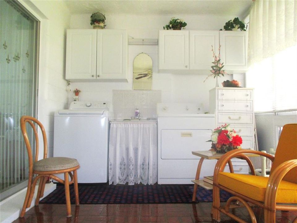 For Sale: $114,700 (2 beds, 1 baths, 875 Square Feet)