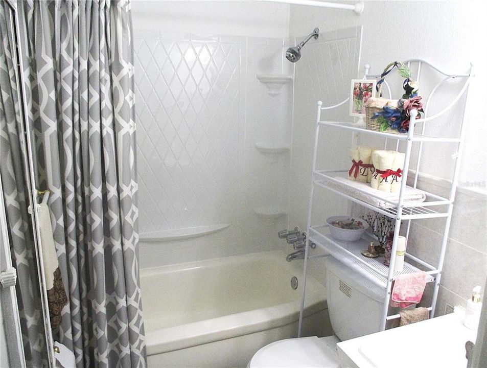 For Sale: $114,700 (2 beds, 1 baths, 875 Square Feet)