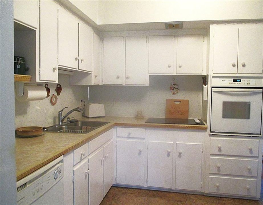 For Sale: $114,700 (2 beds, 1 baths, 875 Square Feet)