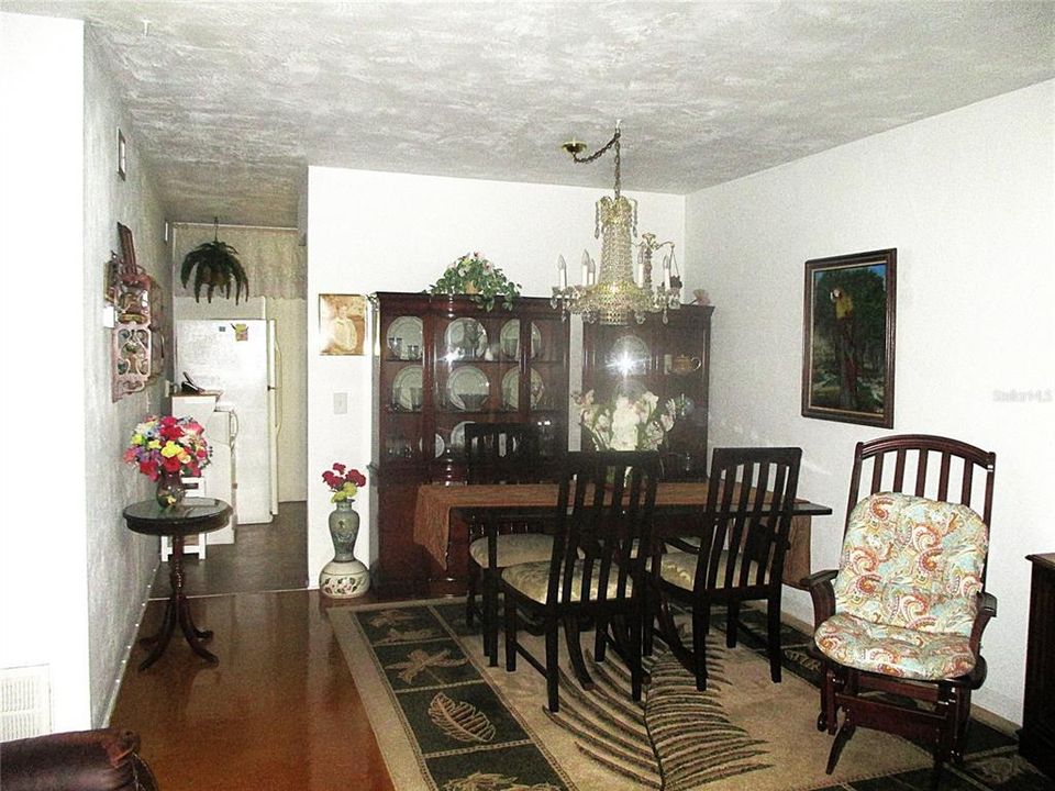 For Sale: $114,700 (2 beds, 1 baths, 875 Square Feet)