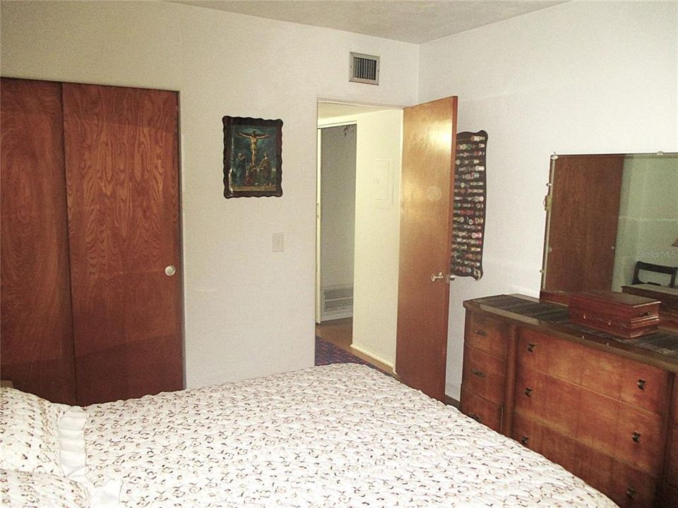 For Sale: $114,700 (2 beds, 1 baths, 875 Square Feet)