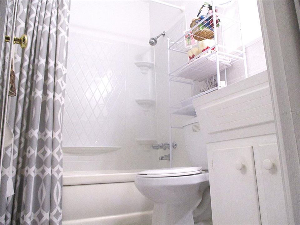 For Sale: $114,700 (2 beds, 1 baths, 875 Square Feet)