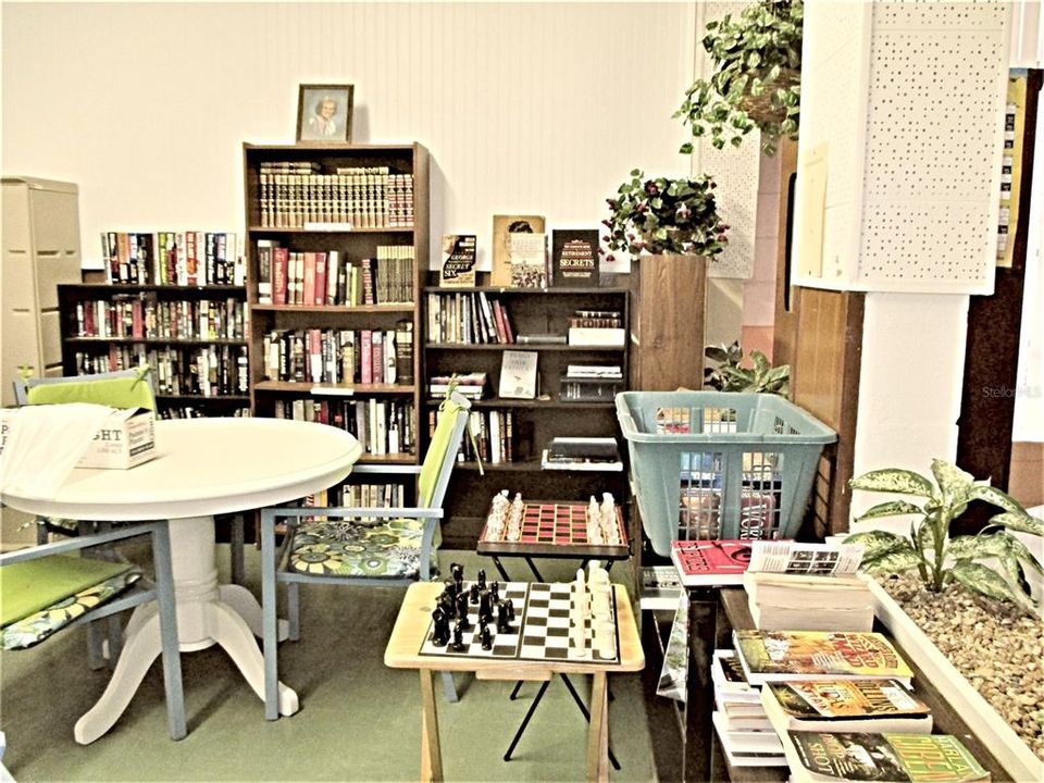 For Sale: $114,700 (2 beds, 1 baths, 875 Square Feet)