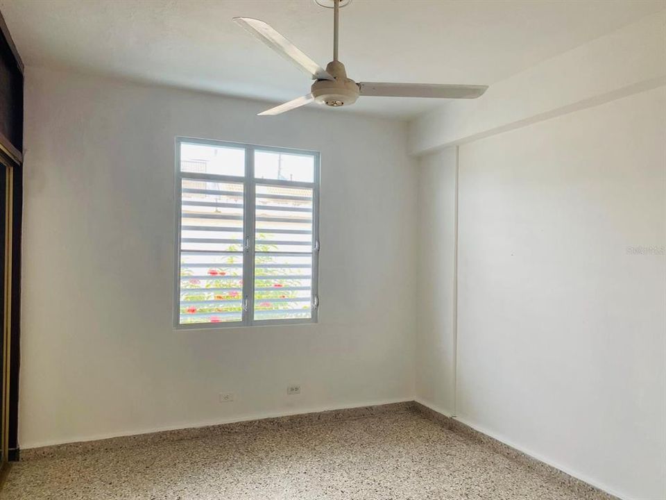 En Venta: $385,000 (4 camas, 2 baños, 2200 Pies cuadrados)