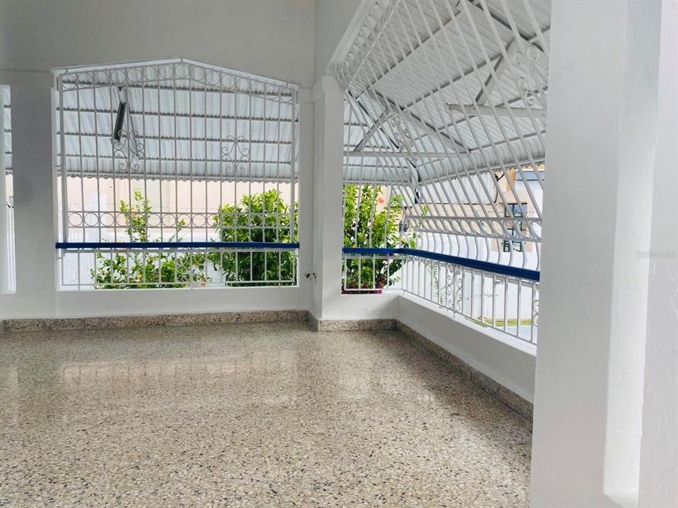 En Venta: $385,000 (4 camas, 2 baños, 2200 Pies cuadrados)