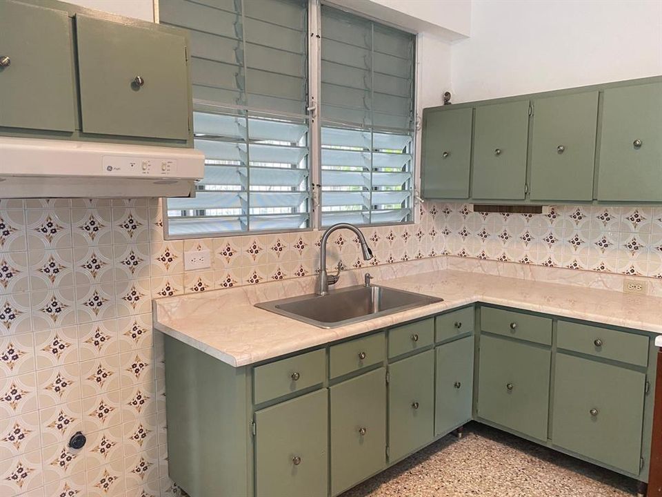 En Venta: $385,000 (4 camas, 2 baños, 2200 Pies cuadrados)