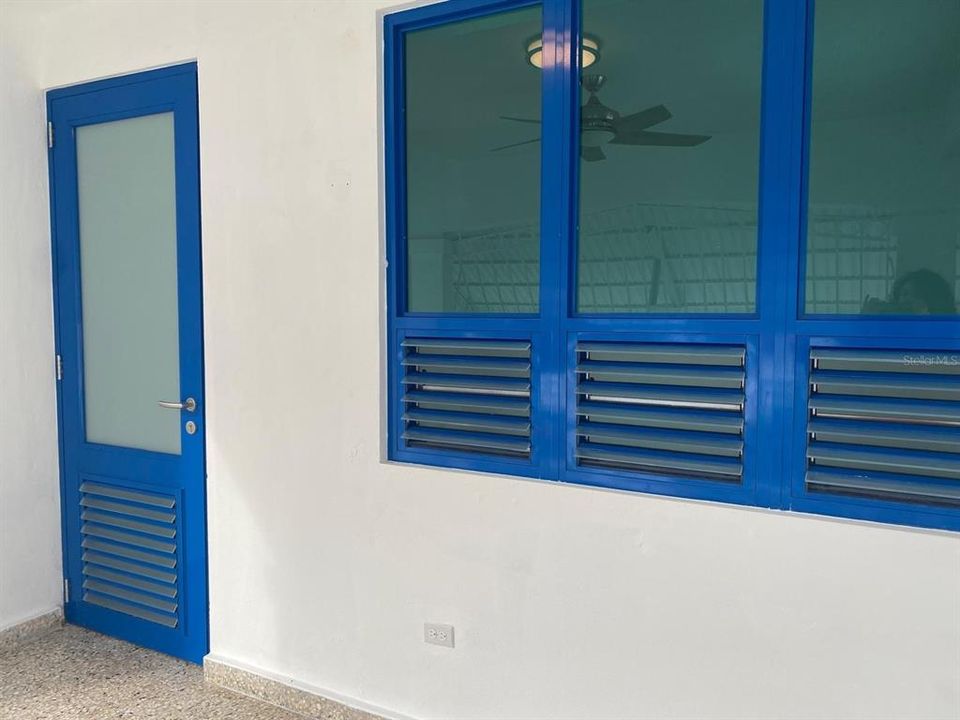 En Venta: $385,000 (4 camas, 2 baños, 2200 Pies cuadrados)