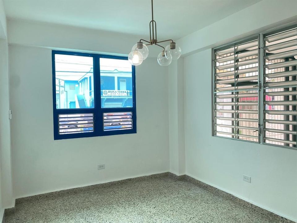 En Venta: $385,000 (4 camas, 2 baños, 2200 Pies cuadrados)