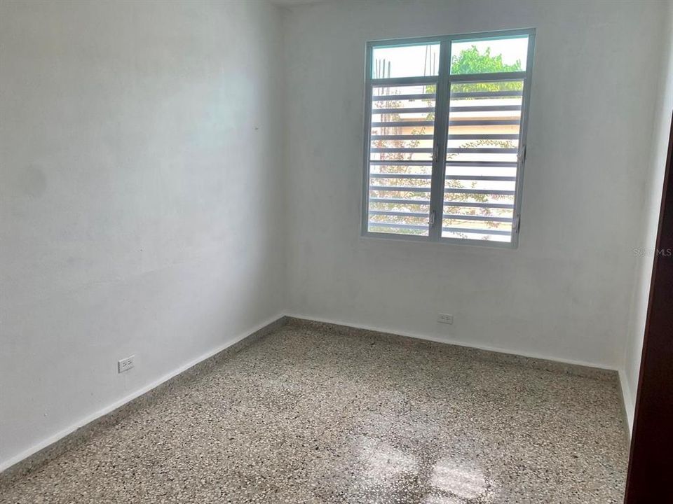 En Venta: $385,000 (4 camas, 2 baños, 2200 Pies cuadrados)