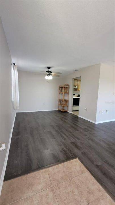 合同活跃: $1,300 (2 贝兹, 2 浴室, 960 平方英尺)