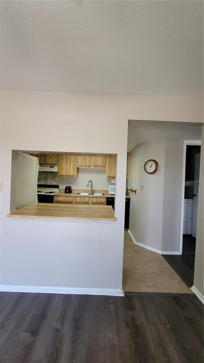 合同活跃: $1,300 (2 贝兹, 2 浴室, 960 平方英尺)